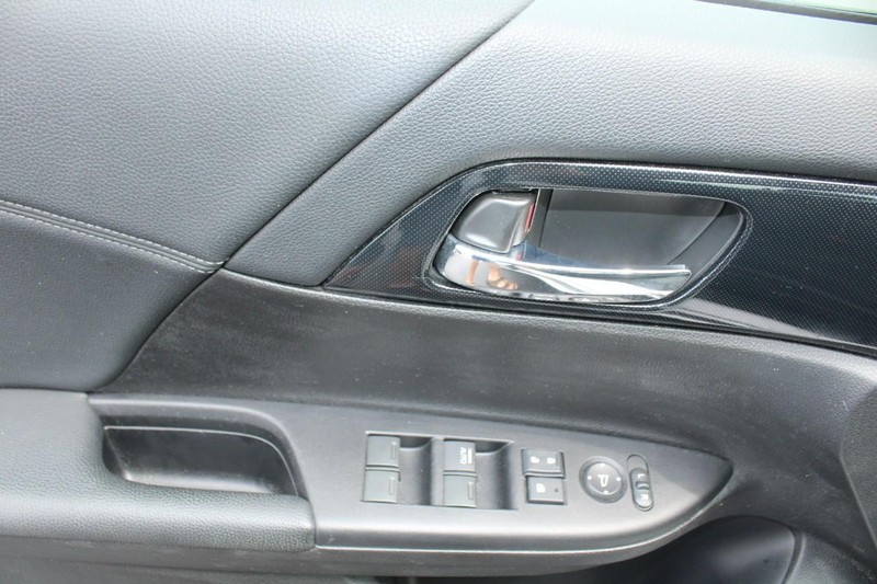 Honda Accord Sedan Vehicle Full-screen Gallery Image 14