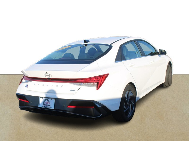 Hyundai Elantra Hybrid Vehicle Full-screen Gallery Image 03