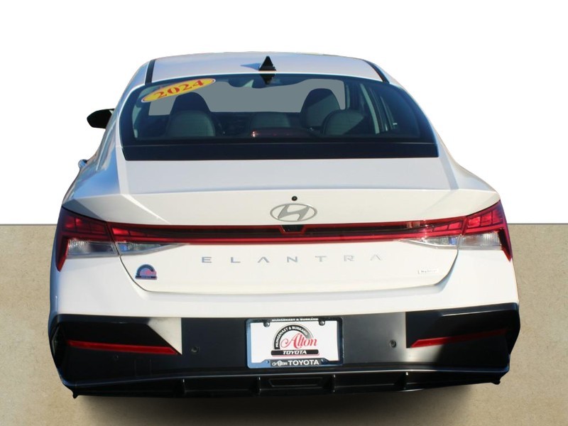 Hyundai Elantra Hybrid Vehicle Full-screen Gallery Image 04