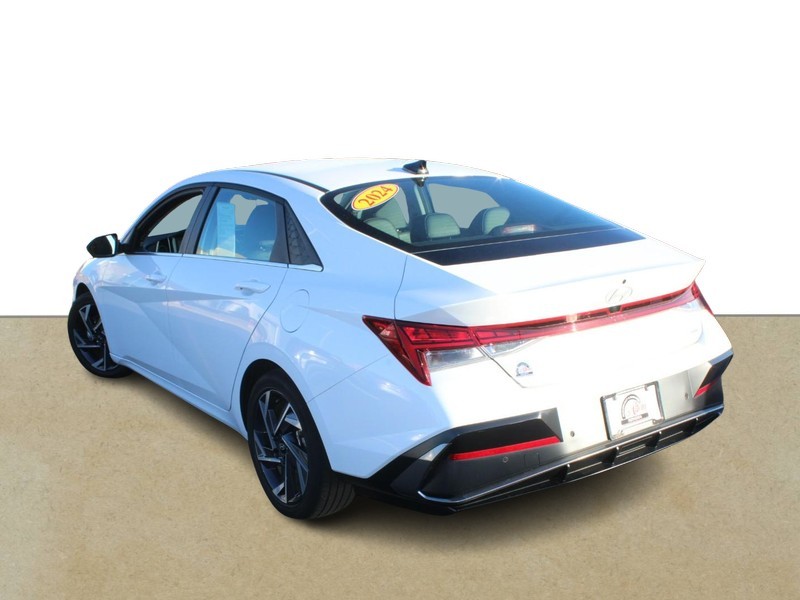 Hyundai Elantra Hybrid Vehicle Full-screen Gallery Image 05