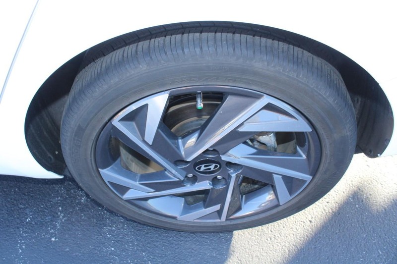 Hyundai Elantra Hybrid Vehicle Full-screen Gallery Image 07