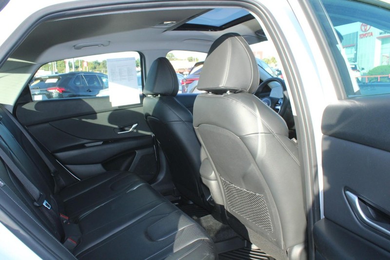 Hyundai Elantra Hybrid Vehicle Full-screen Gallery Image 09