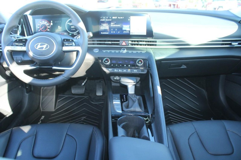 Hyundai Elantra Hybrid Vehicle Full-screen Gallery Image 10