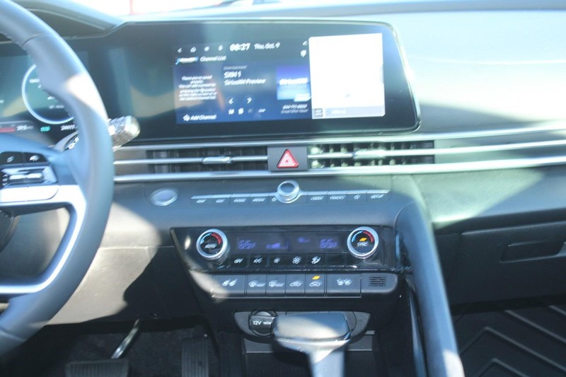 Hyundai Elantra Hybrid Vehicle Full-screen Gallery Image 12