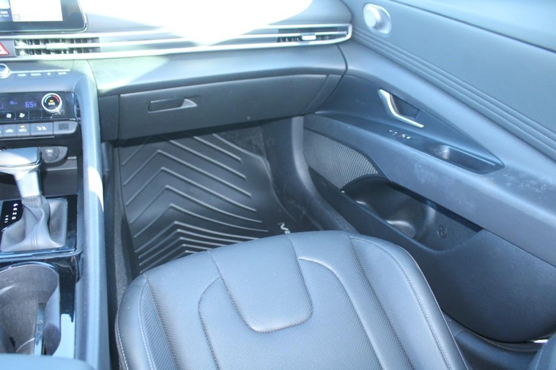 Hyundai Elantra Hybrid Vehicle Full-screen Gallery Image 13