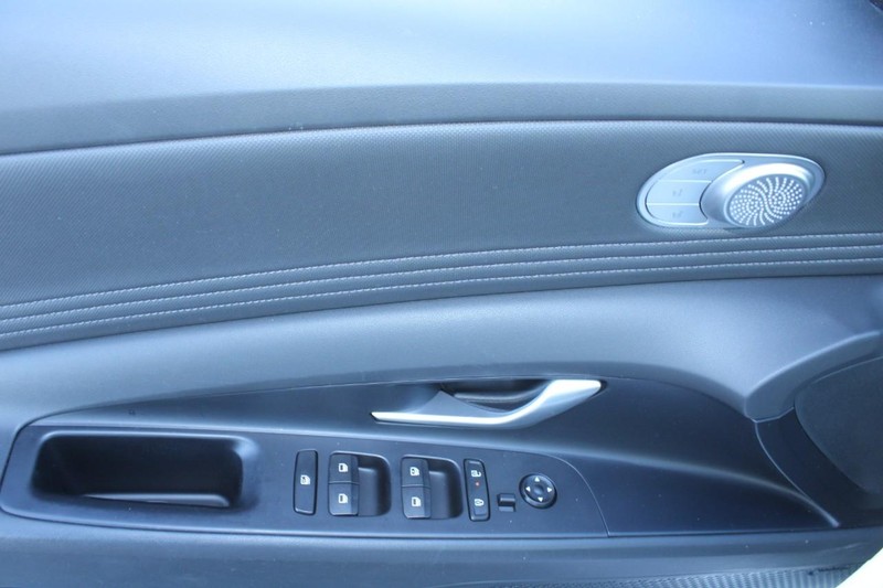 Hyundai Elantra Hybrid Vehicle Full-screen Gallery Image 14