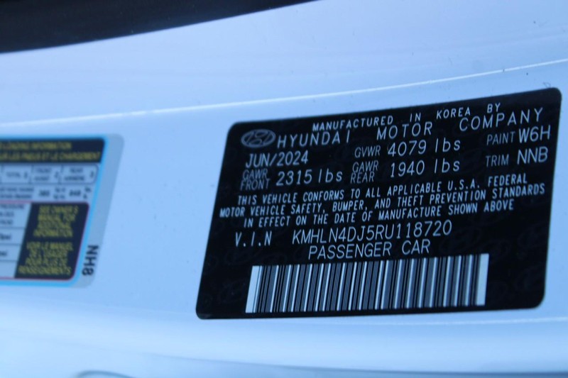 Hyundai Elantra Hybrid Vehicle Full-screen Gallery Image 16