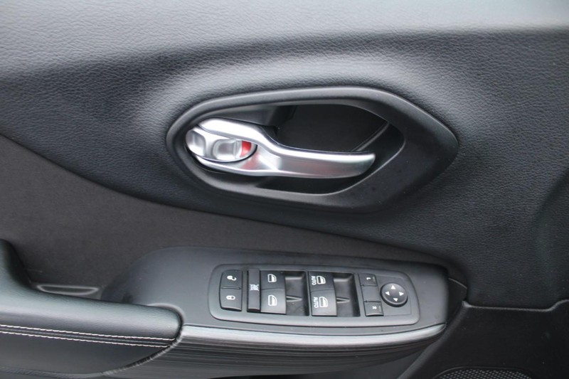 Jeep Cherokee Vehicle Full-screen Gallery Image 14