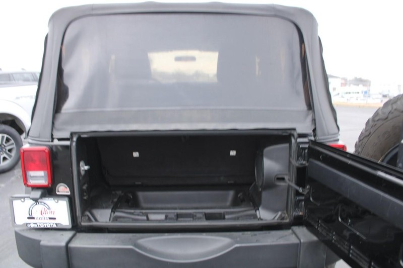 Jeep Wrangler Vehicle Full-screen Gallery Image 06