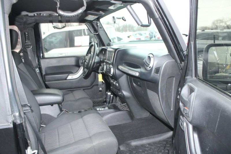 Jeep Wrangler Vehicle Full-screen Gallery Image 09