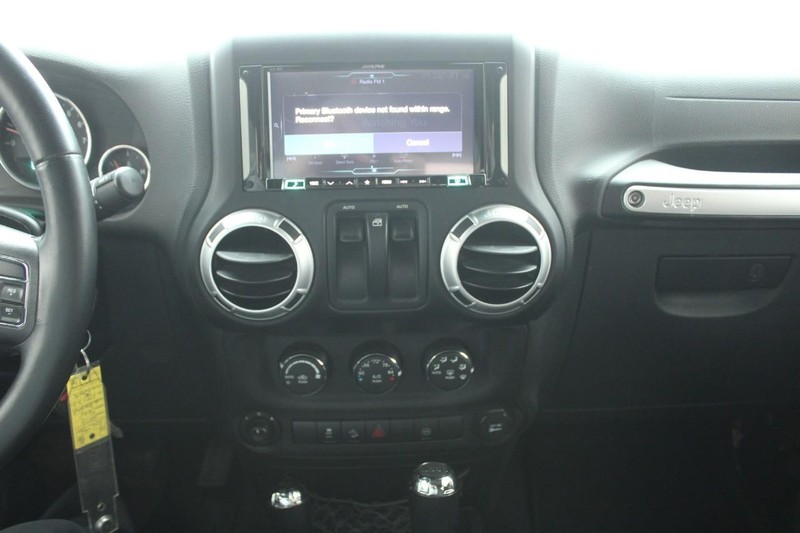 Jeep Wrangler Vehicle Full-screen Gallery Image 16