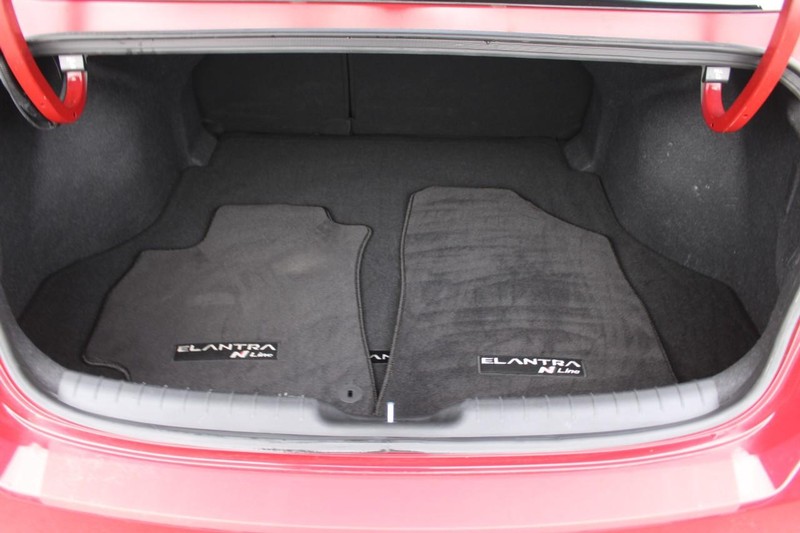 Hyundai Elantra Vehicle Full-screen Gallery Image 06