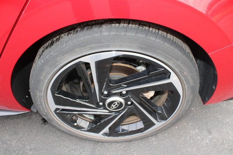 Hyundai Elantra Vehicle Full-screen Gallery Image 07