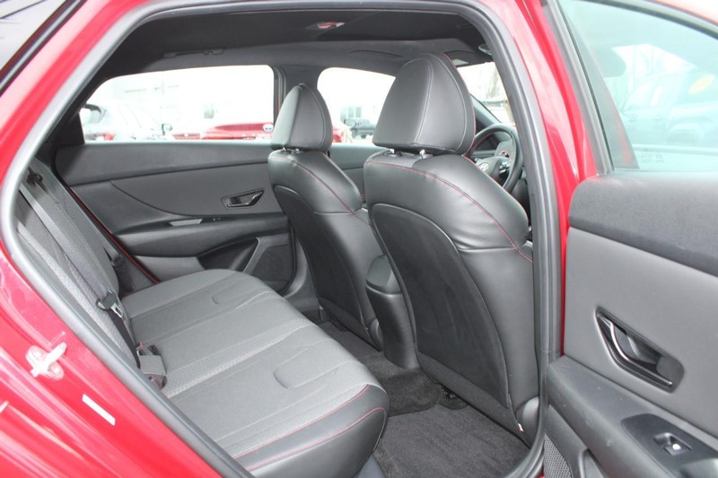 Hyundai Elantra Vehicle Full-screen Gallery Image 09