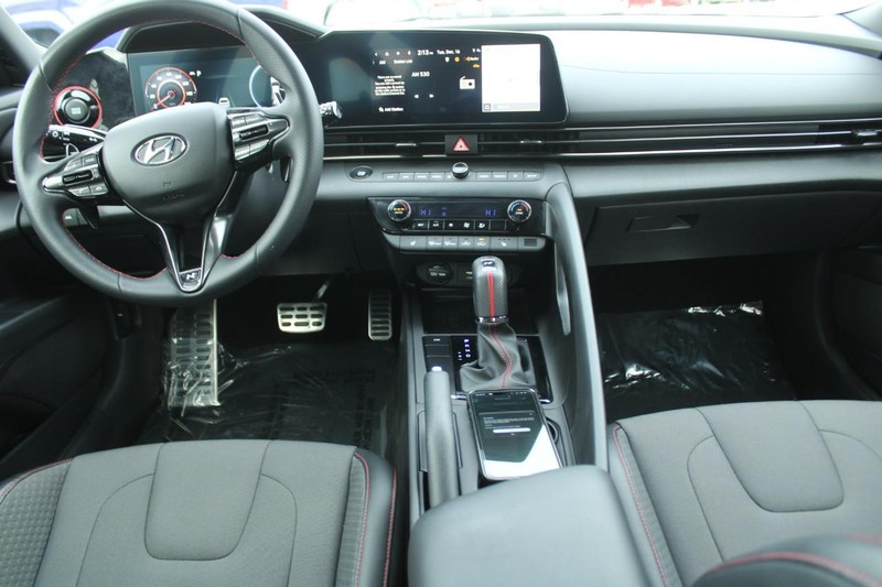 Hyundai Elantra Vehicle Full-screen Gallery Image 10