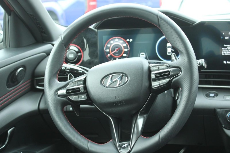 Hyundai Elantra Vehicle Full-screen Gallery Image 11