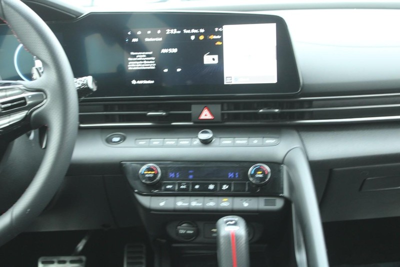 Hyundai Elantra Vehicle Full-screen Gallery Image 12