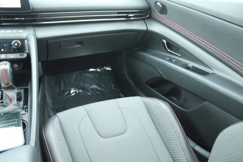 Hyundai Elantra Vehicle Full-screen Gallery Image 13