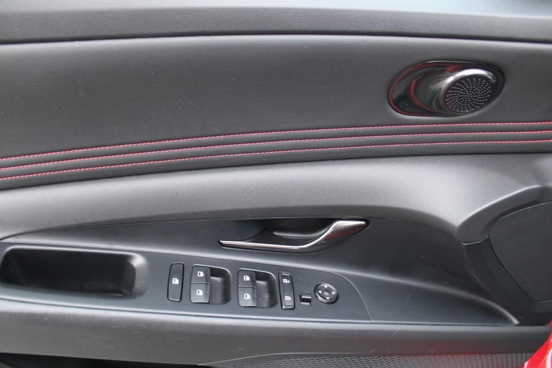 Hyundai Elantra Vehicle Full-screen Gallery Image 14