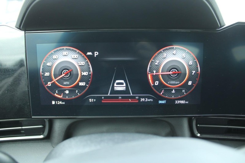 Hyundai Elantra Vehicle Full-screen Gallery Image 17