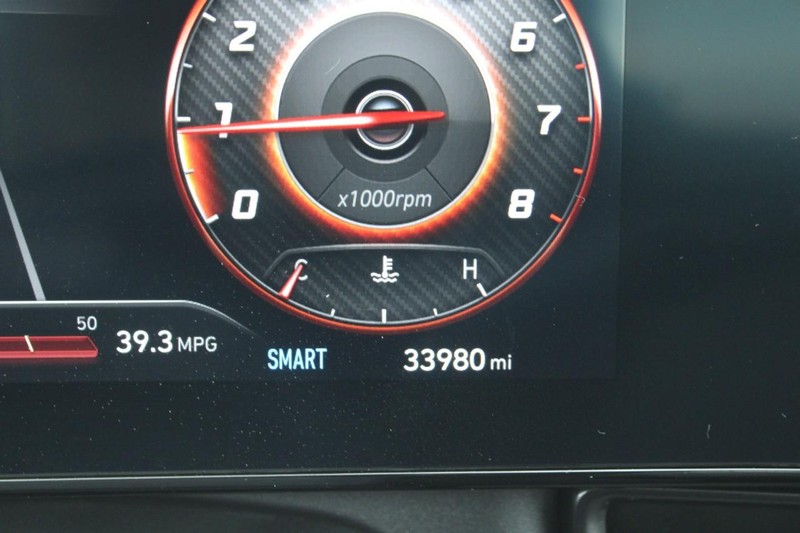 Hyundai Elantra Vehicle Full-screen Gallery Image 18