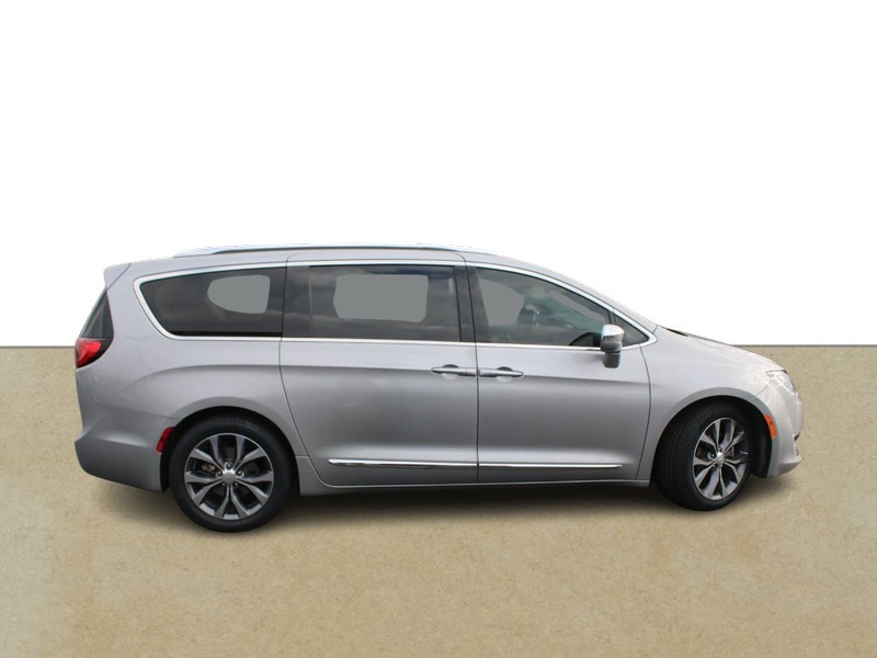 Chrysler Pacifica Vehicle Full-screen Gallery Image 02