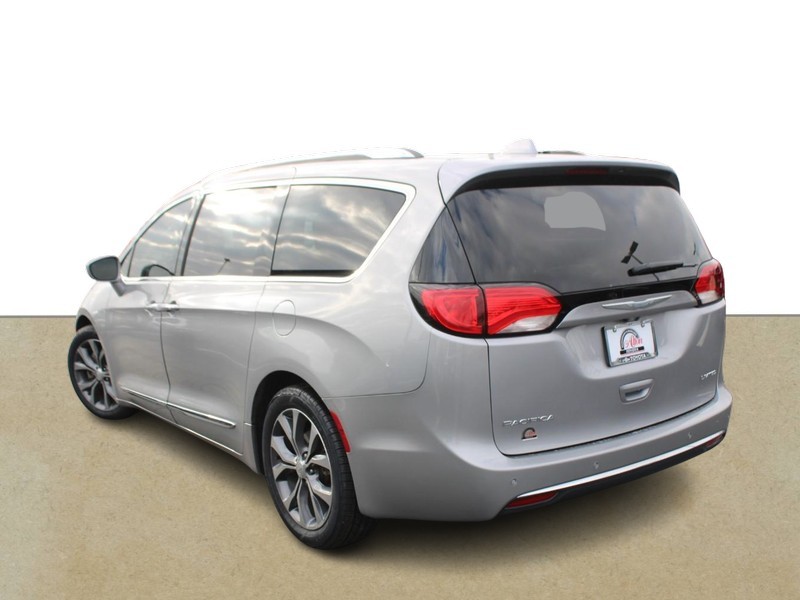 Chrysler Pacifica Vehicle Full-screen Gallery Image 05