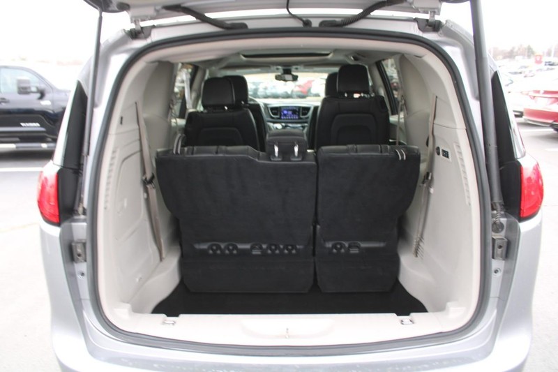 Chrysler Pacifica Vehicle Full-screen Gallery Image 06