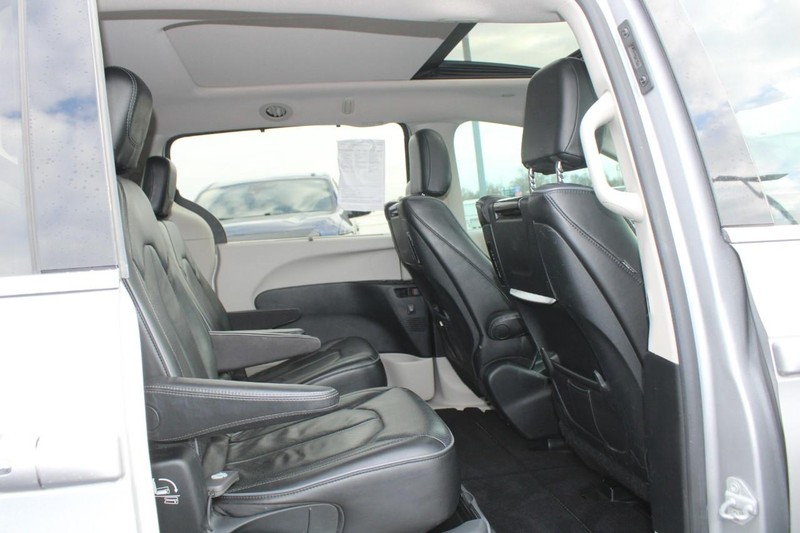 Chrysler Pacifica Vehicle Full-screen Gallery Image 09