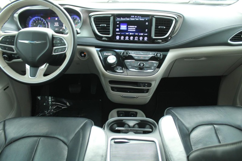 Chrysler Pacifica Vehicle Full-screen Gallery Image 10