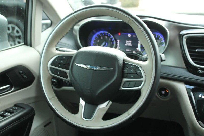 Chrysler Pacifica Vehicle Full-screen Gallery Image 11