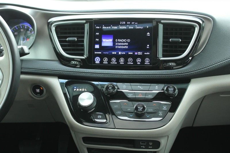 Chrysler Pacifica Vehicle Full-screen Gallery Image 12