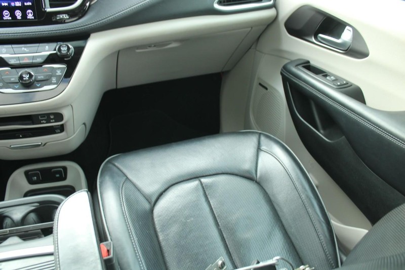 Chrysler Pacifica Vehicle Full-screen Gallery Image 13