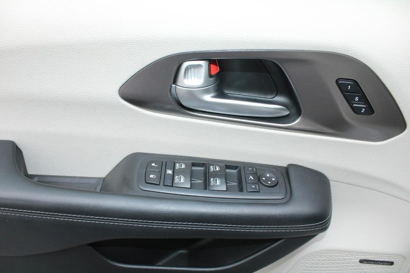 Chrysler Pacifica Vehicle Full-screen Gallery Image 15