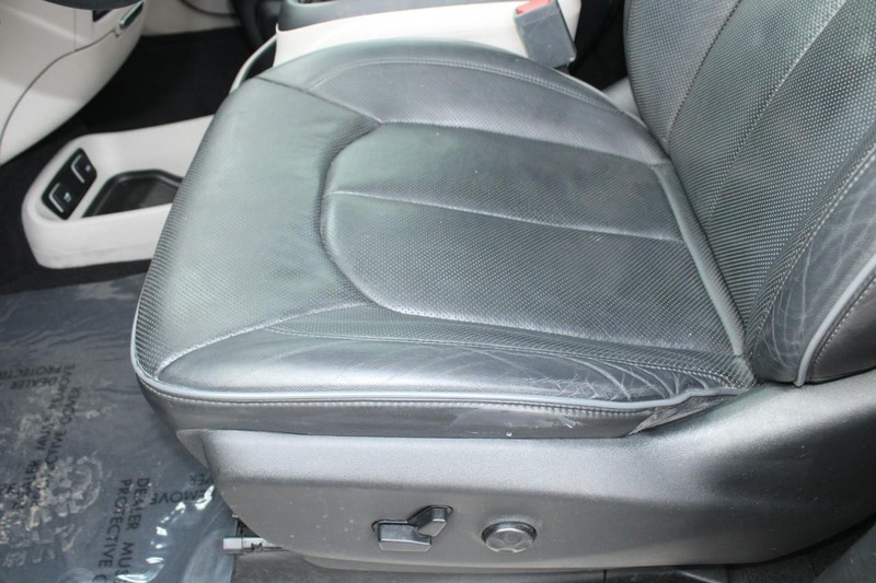 Chrysler Pacifica Vehicle Full-screen Gallery Image 16