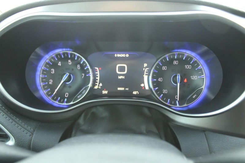 Chrysler Pacifica Vehicle Full-screen Gallery Image 18