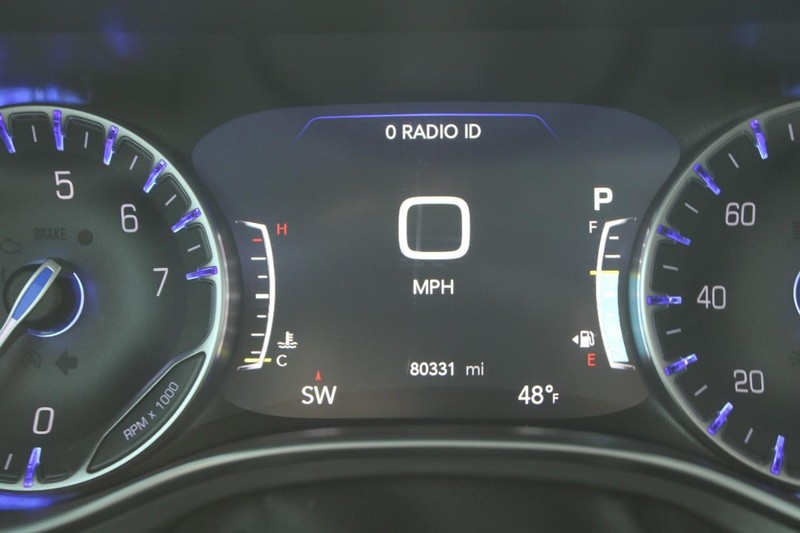 Chrysler Pacifica Vehicle Full-screen Gallery Image 19