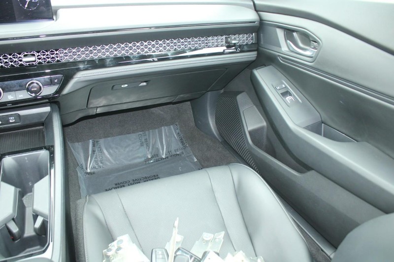 Honda Accord Hybrid Vehicle Full-screen Gallery Image 13