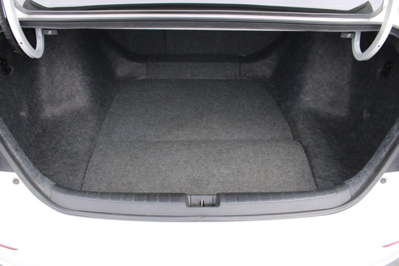 Honda Accord Hybrid Vehicle Full-screen Gallery Image 06