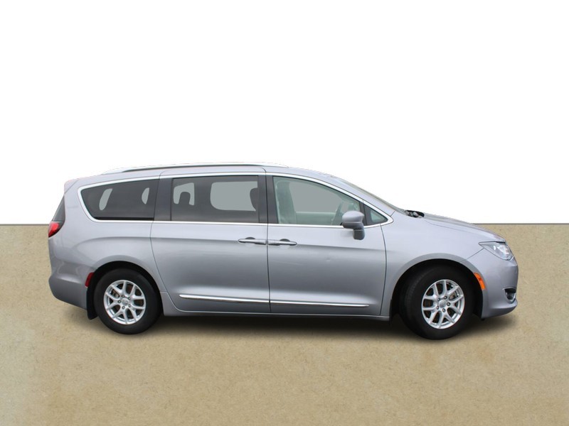 Chrysler Pacifica Vehicle Full-screen Gallery Image 02