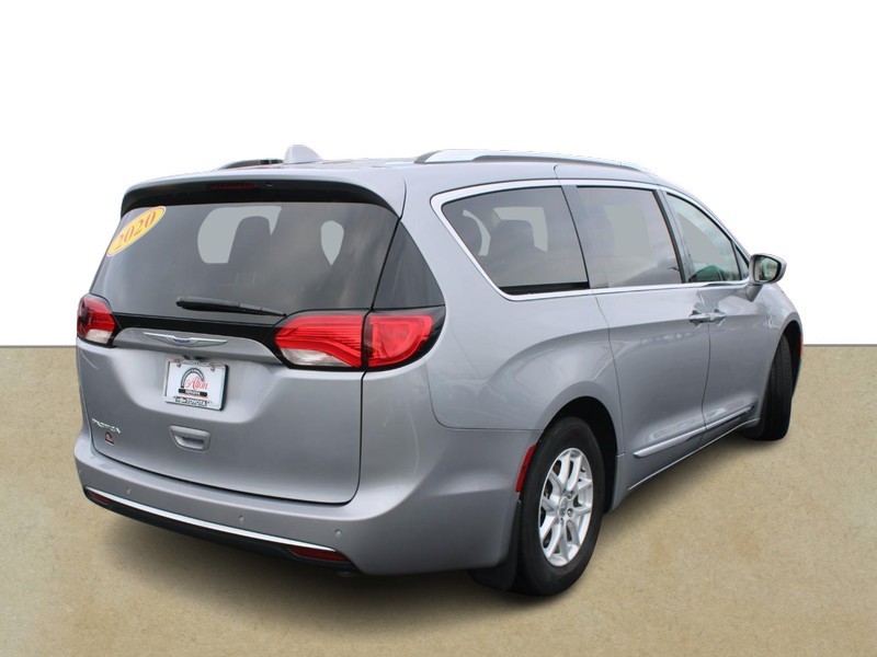 Chrysler Pacifica Vehicle Full-screen Gallery Image 03