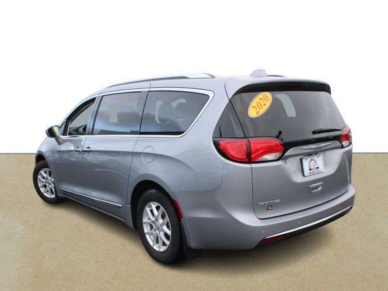 Chrysler Pacifica Vehicle Full-screen Gallery Image 05