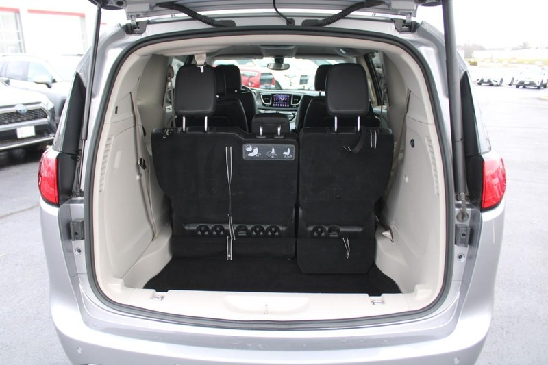 Chrysler Pacifica Vehicle Full-screen Gallery Image 06