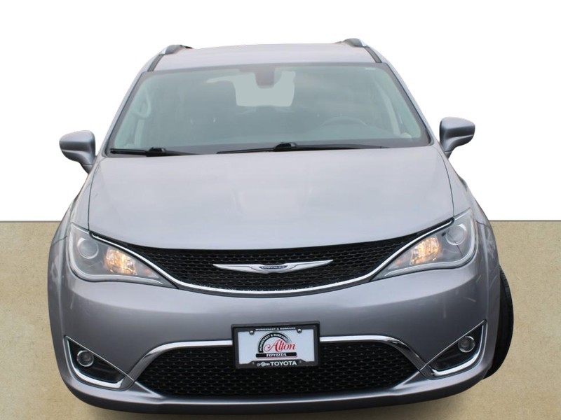 Chrysler Pacifica Vehicle Full-screen Gallery Image 08