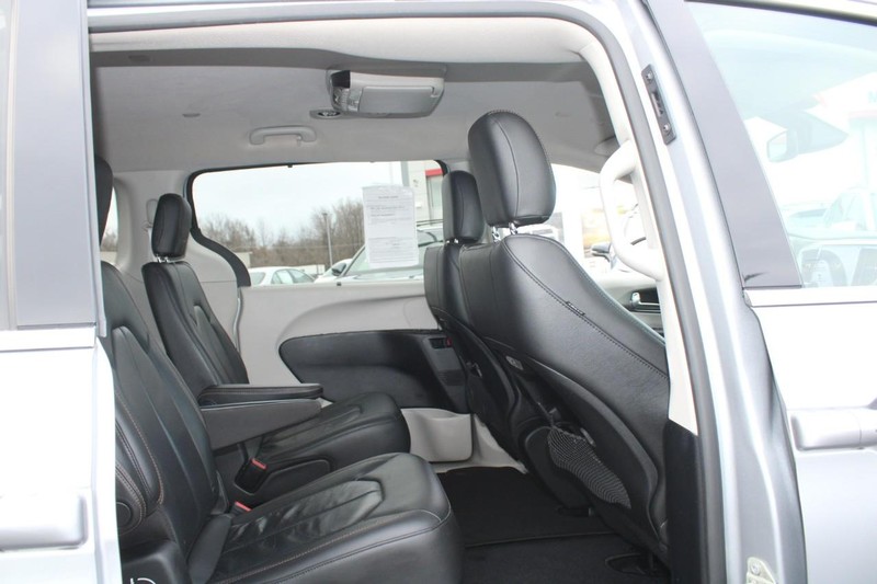 Chrysler Pacifica Vehicle Full-screen Gallery Image 09