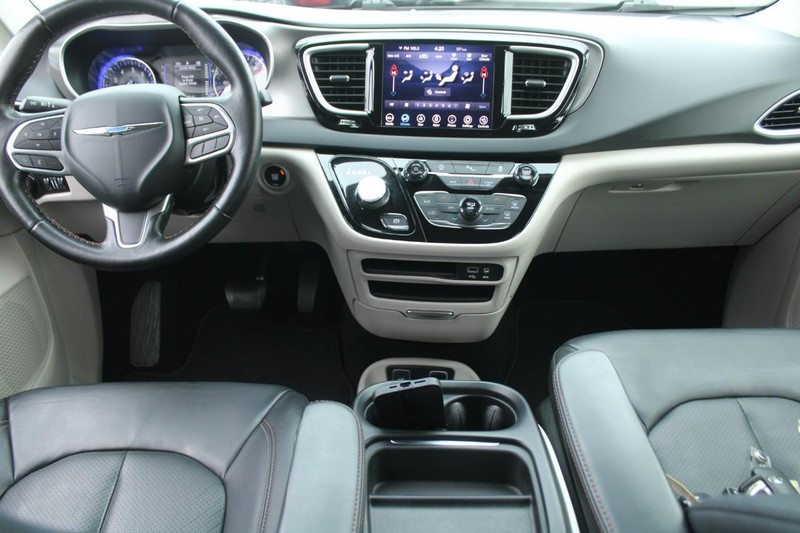 Chrysler Pacifica Vehicle Full-screen Gallery Image 11