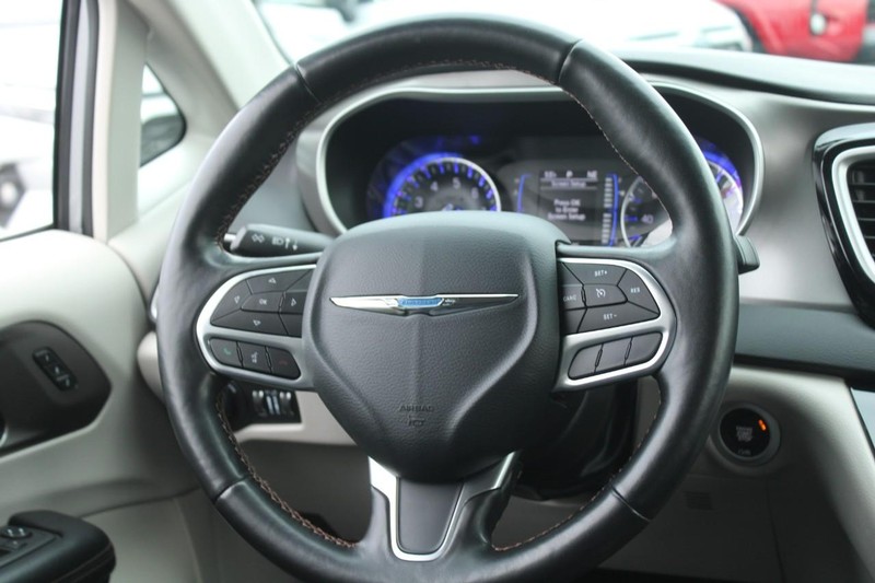 Chrysler Pacifica Vehicle Full-screen Gallery Image 12