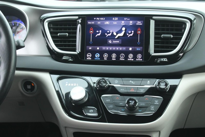 Chrysler Pacifica Vehicle Full-screen Gallery Image 13