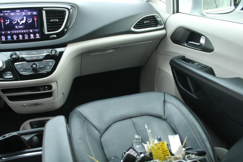 Chrysler Pacifica Vehicle Full-screen Gallery Image 14