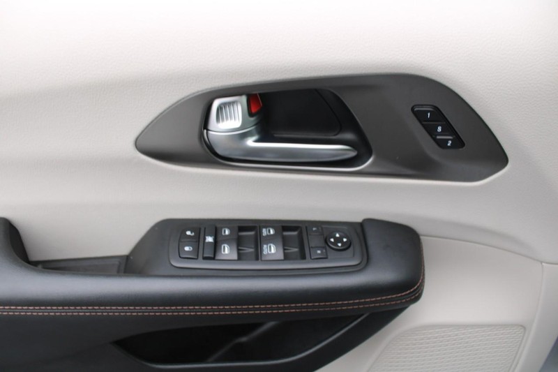 Chrysler Pacifica Vehicle Full-screen Gallery Image 15